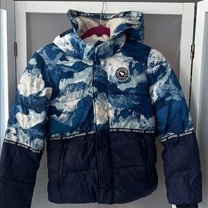 Abercrombie Kids Sherpa Lined Puffer Jacket with a blue mountain print 9/10